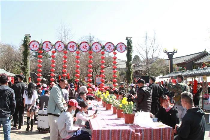 看花燈、品美食 …… 麗江大研古城歡樂(lè)鬧元宵